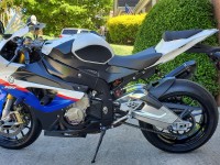 Après avoir rabaissé mon s1000rr et vu pratiquement tous les plastiques détruits, je savais que j'allais devoir subir une réparation coûteuse. Après avoir vérifié sur les forums et quelques amis, j'ai décidé de reproduire mes plastiques de rue aussi près que possible de l'OEM. Ils ont utilisé le transport aérien et je pense qu'il s'est écoulé moins de 7 semaines entre la commande et la réception des pièces. Ils sont arrivés dans un conteneur solide et j'ai déballé les pièces et les ai inspectées très soigneusement. À ma grande satisfaction, ils avaient l’air très bien. L'étape suivante consistait à assembler soigneusement les pièces sur le vélo. Cela s'est très bien passé car l'ajustement était étonnamment bon. Ce vélo de 10 ans est maintenant remonté et reprend la route. Il a l'air fantastique et est complimenté partout où je vais avec. En résumé, je suis très satisfait car le prix, la qualité, le savoir-faire, l'équipement et le service sont de premier ordre et sont très importants pour moi.